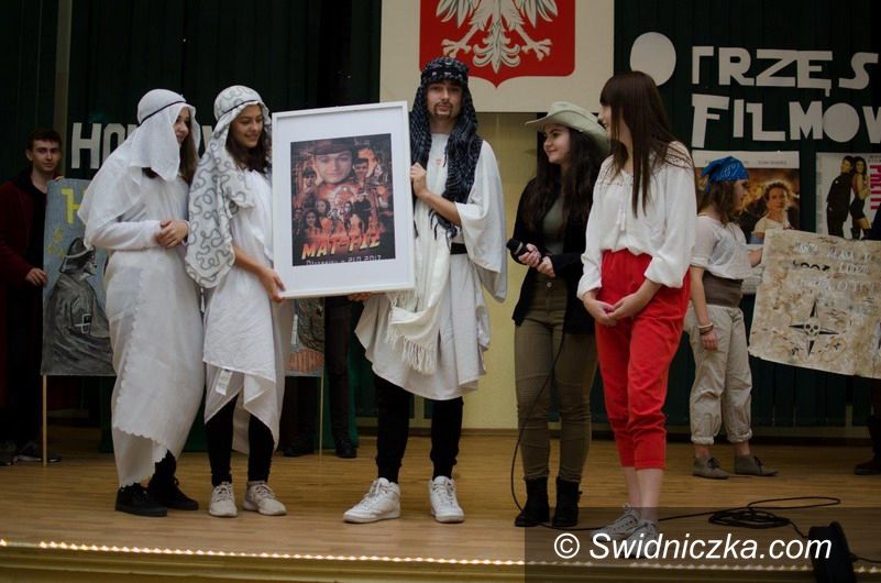 Świdnica: Otrzęsiny klas pierwszych w II LO w Świdnicy w hollywoodzkim stylu