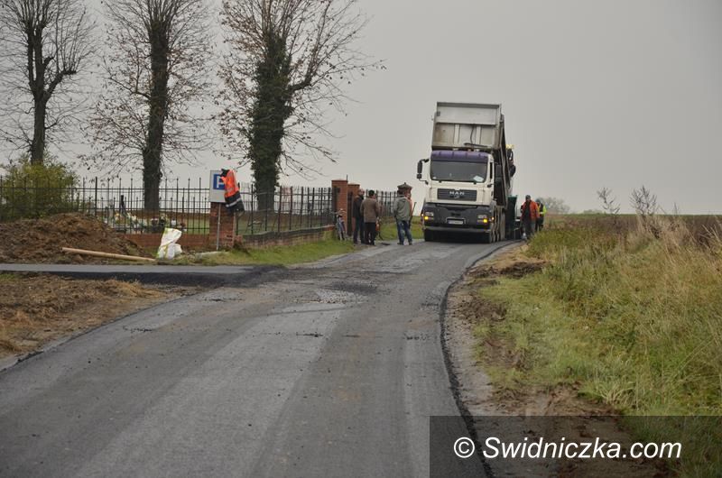 Buków: Nowa droga asfaltowa w Bukowie