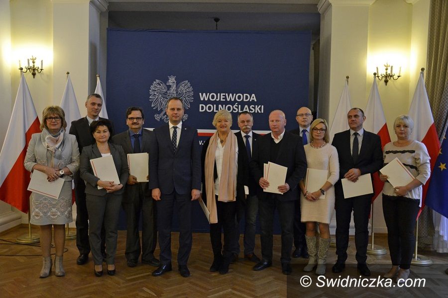 Świdnica: Karetka, masażer i defibrylator dla świdnickiego pogotowia ratunkowego