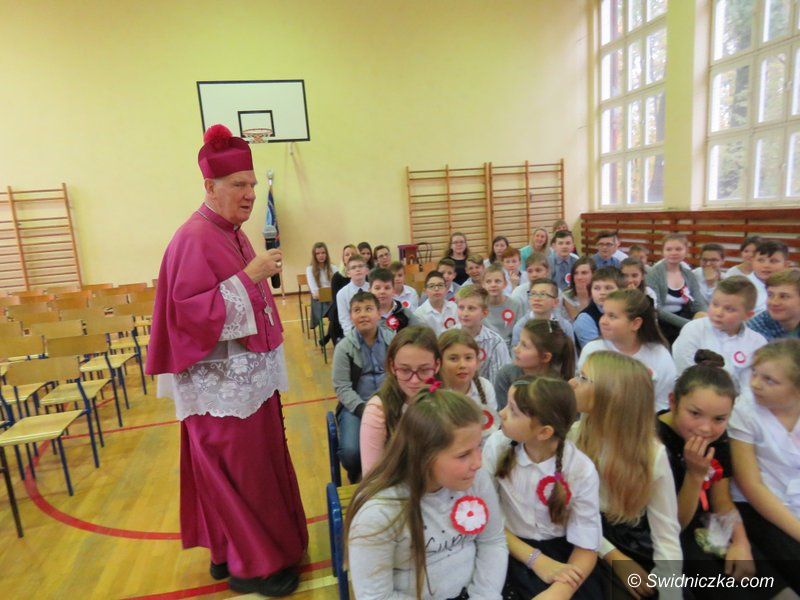 Strzelce: Wizyta Biskupa Świdnickiego w szkole w Strzelcach
