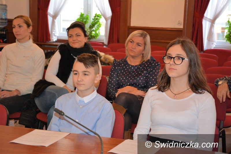 Strzegom: Młodzieżowi radni zaprzysiężeni