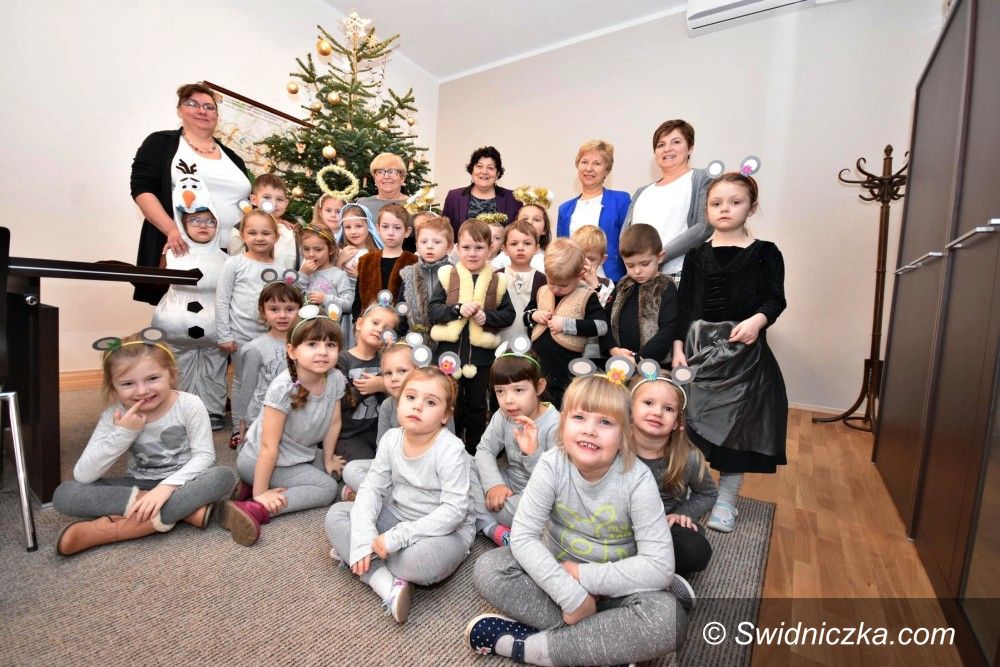 Gmina Świdnica: Świąteczna wizyta przedszkolaków w Urzędzie Gminy