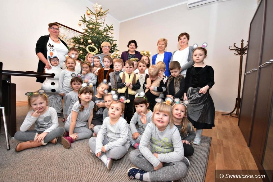 Gmina Świdnica: Świąteczna wizyta przedszkolaków w Urzędzie Gminy