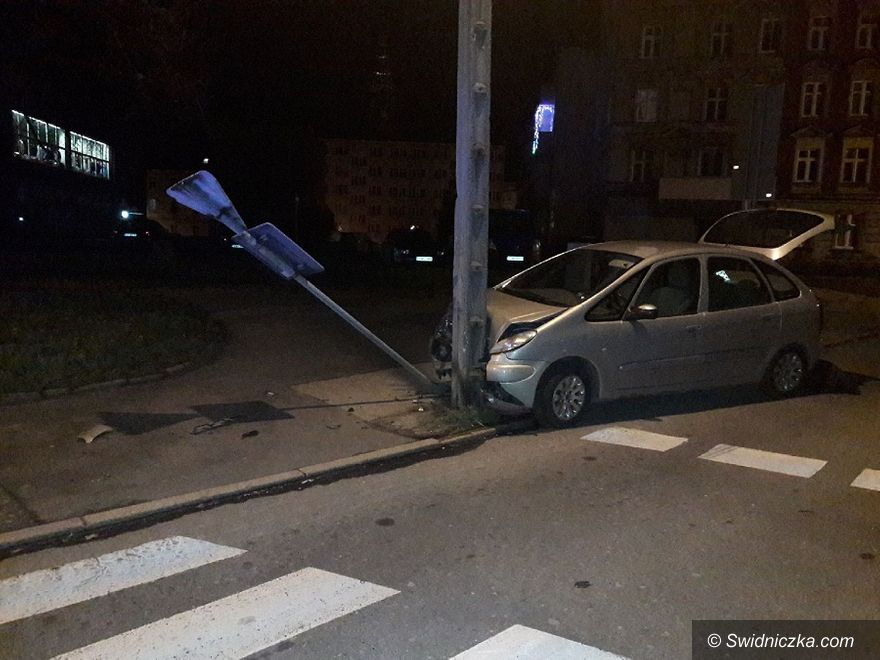 Świdnica: Nietrzeźwa bez uprawnień spowodowała kolizję