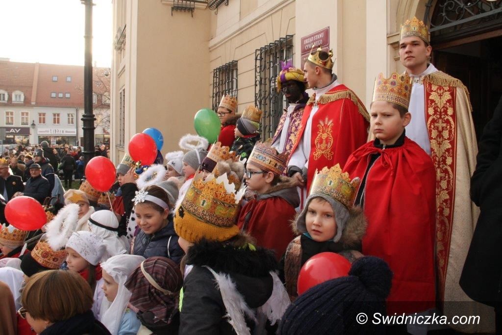 Świebodzice: Radosny orszak w słońcu