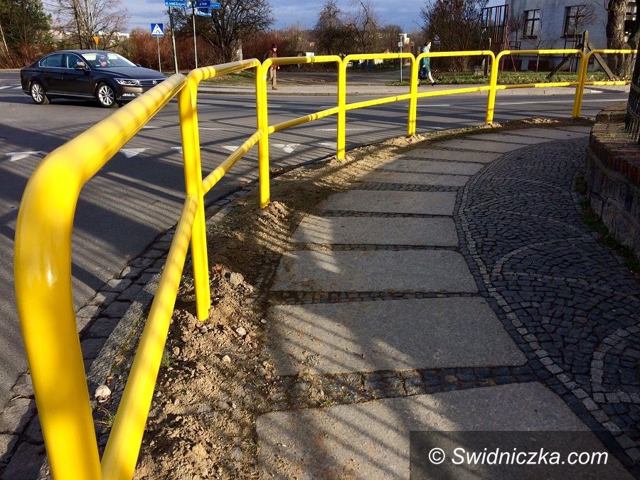 Świdnica: Wymieniają bariery drogowe na bezpieczniejsze