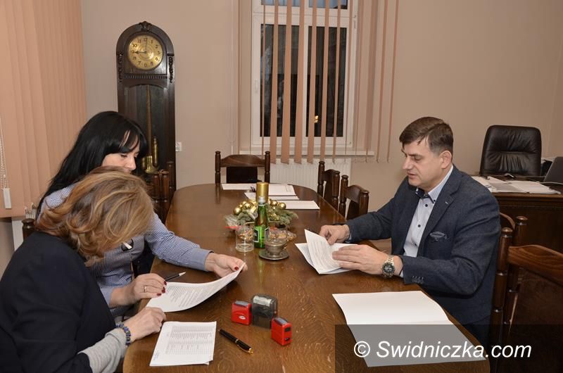 Żarów: Umowy na wsparcie hospicjum i prowadzenie rehabilitacji podpisane