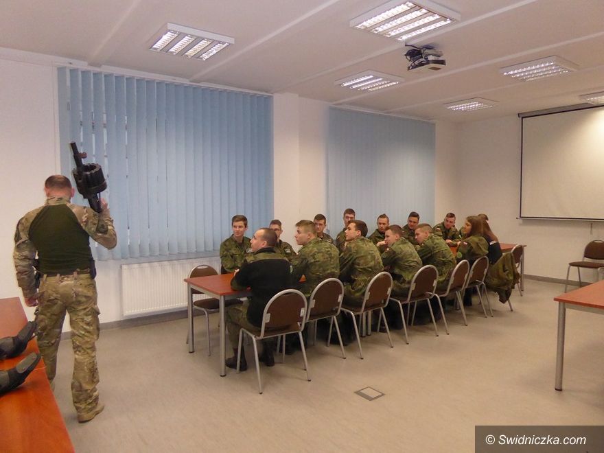 Strzegom: Licealiści z klasy mundurowej odwiedzili komendę