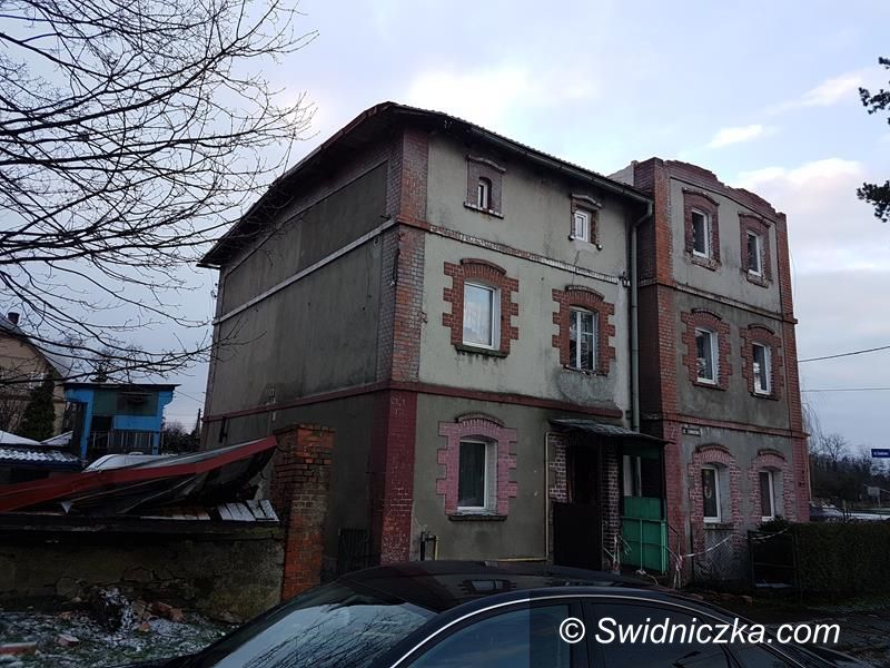 Żarów: Silny wiatr uszkodził dach budynku