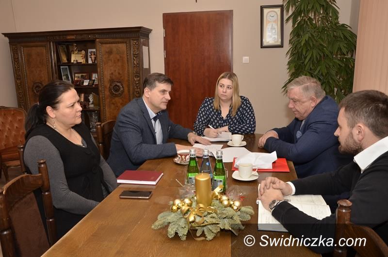 Mrowiny: Podpisali umowę na II etap budowy kanalizacji w Mrowinach