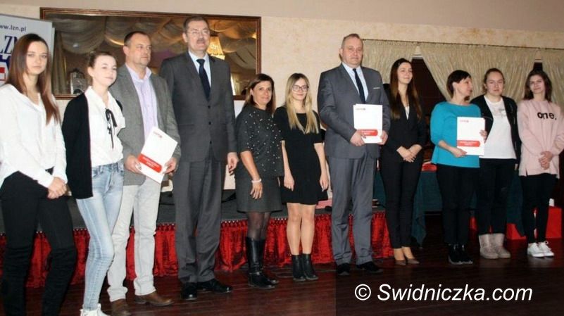 Strzegom: Zespół Szkół w Strzegomiu nagrodzony za działania prospołeczne przez kuratora oświaty