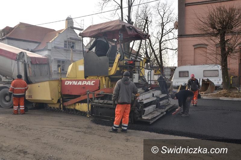 Żarów: Nowa nawierzchnia asfaltowa przy Centrum Przesiadkowym