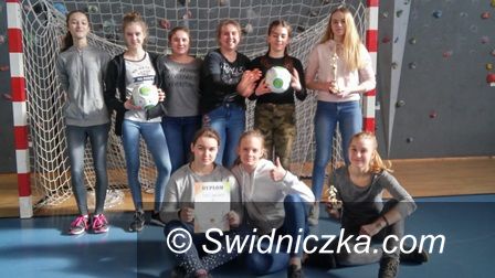 powiat świdnicki: Reprezentacja dziewcząt GLKS „Świdnica” wicemistrzem strefy w halówce do lat 16