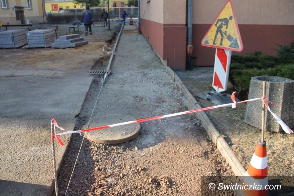 Świebodzice: Kolejny chodnik gotowy