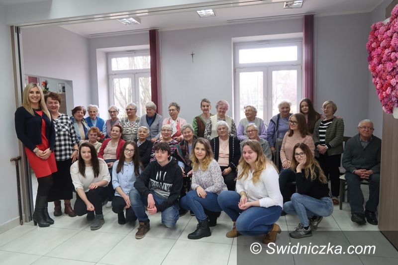 Strzegom: Młodzież z Zespołu Szkół w Domu Dziennego Pobytu „Senior–Wigor”