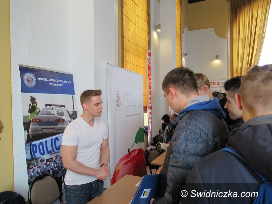 Świebodzice: Policjanci na Targach Przedsiębiorczości i Planowania Kariery Zawodowej