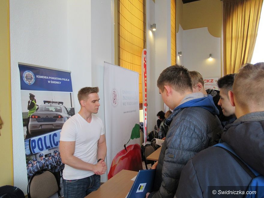Świebodzice: Policjanci na Targach Przedsiębiorczości i Planowania Kariery Zawodowej