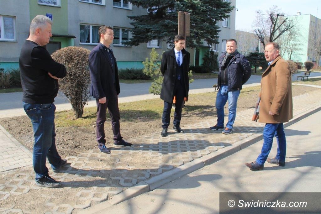 Świebodzice: Chodniki, parkingi, drogi