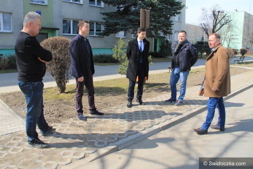 Świebodzice: Chodniki, parkingi, drogi