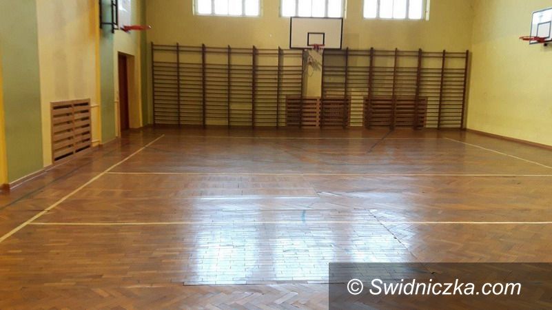 Strzegom: Hala sportowa strzegomskiego LO w remoncie