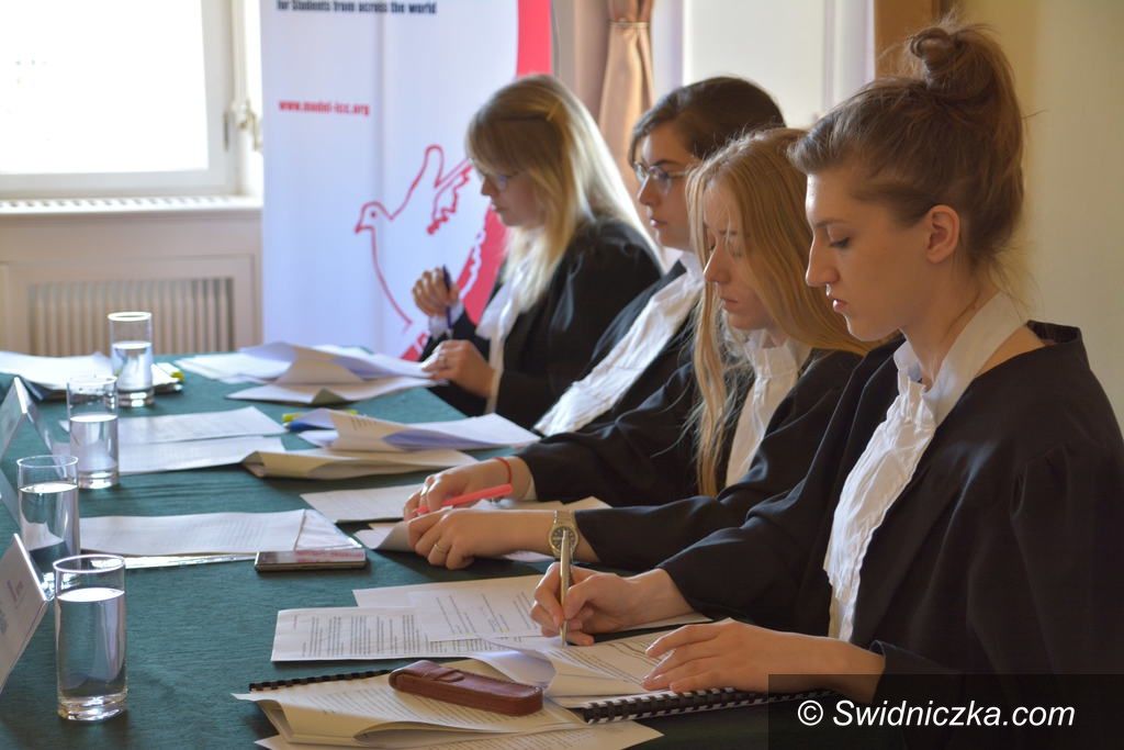 Krzyżowa: Studenci z całego świata na sali rozpraw w Krzyżowej