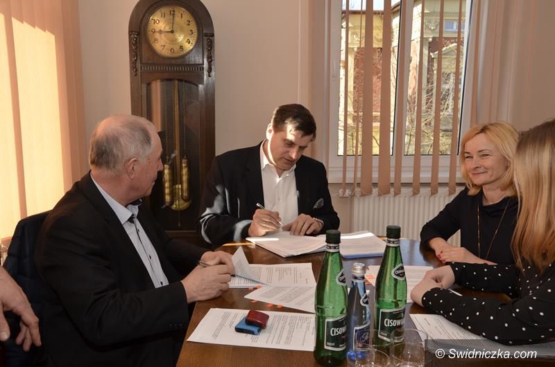 Żarów: Umowy na przebudowę dróg podpisane