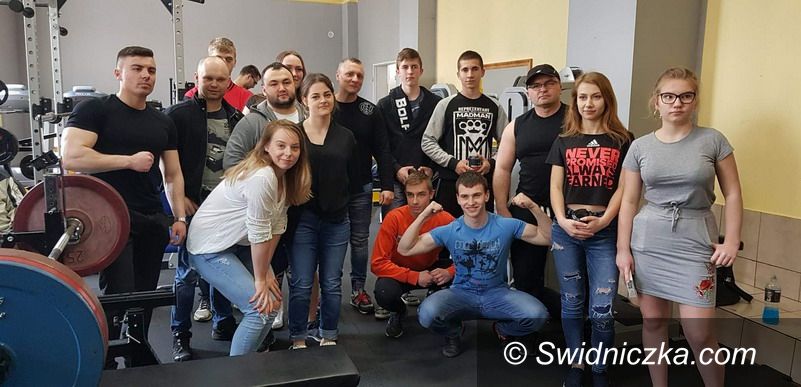 Strzegom: Wyciskali sztangę w Kamiennej Górze