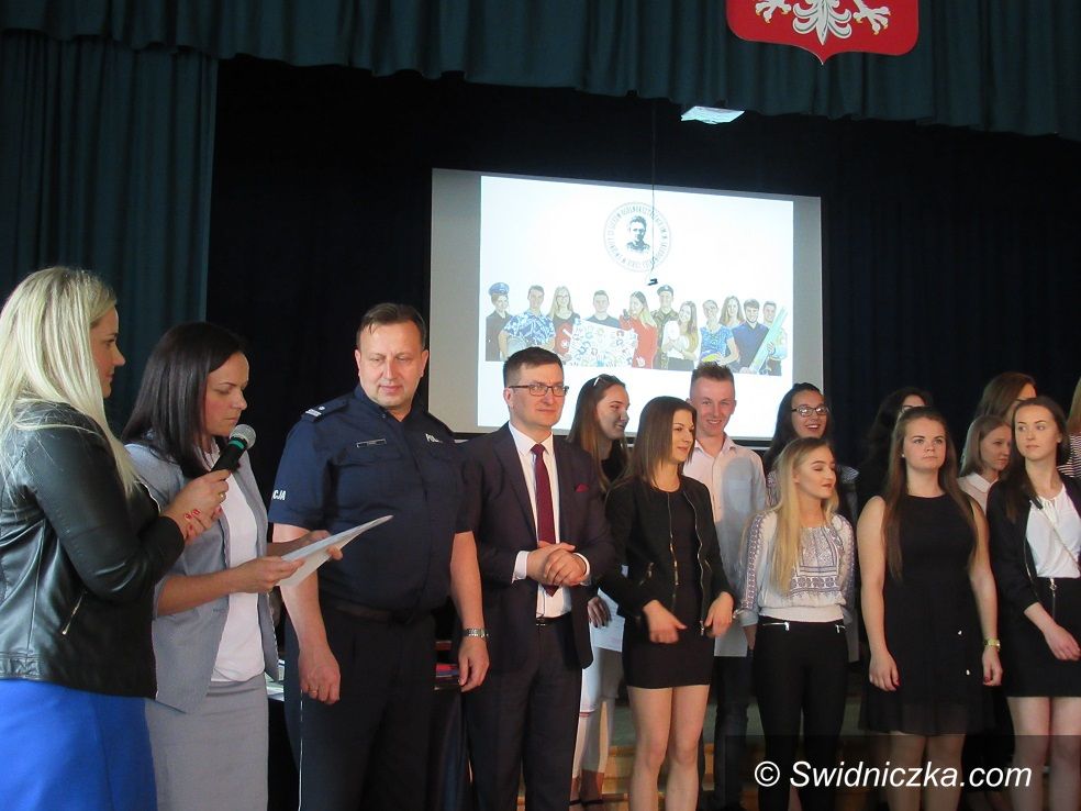 Świdnica: Uczniowie klasy III o profilu policyjnym zakończyli edukację licealną
