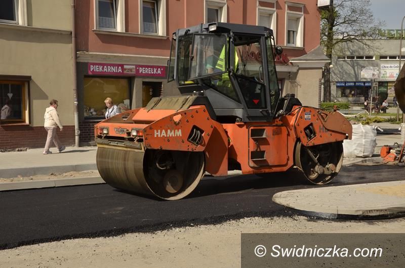 Żarów: Kolejny etap prac przy przebudowie skrzyżowania