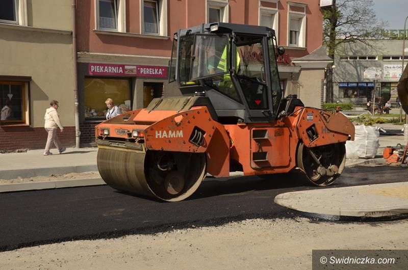 Żarów: Kolejny etap prac przy przebudowie skrzyżowania