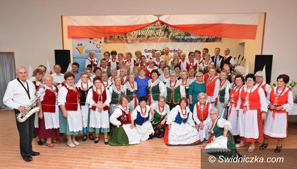 Lutomia Górna: Śpiewanie przy fladze