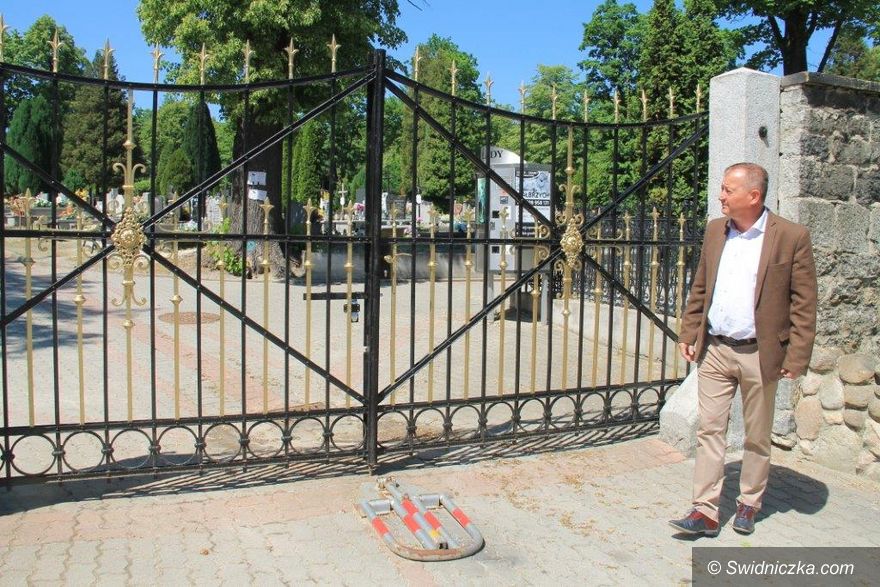 Świebodzice: Nowa brama na cmentarzu