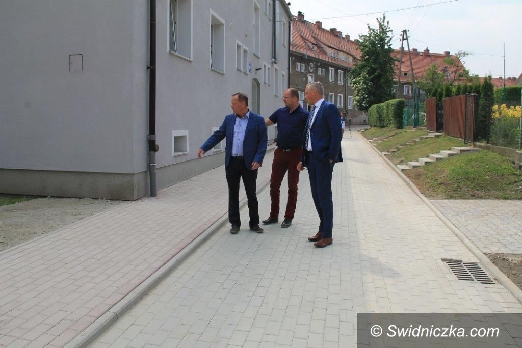 Świebodzice: Ulica Zamkowa w Świebodzicach odnawiana od chodników po dachy