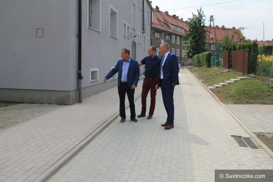 Świebodzice: Ulica Zamkowa w Świebodzicach odnawiana od chodników po dachy