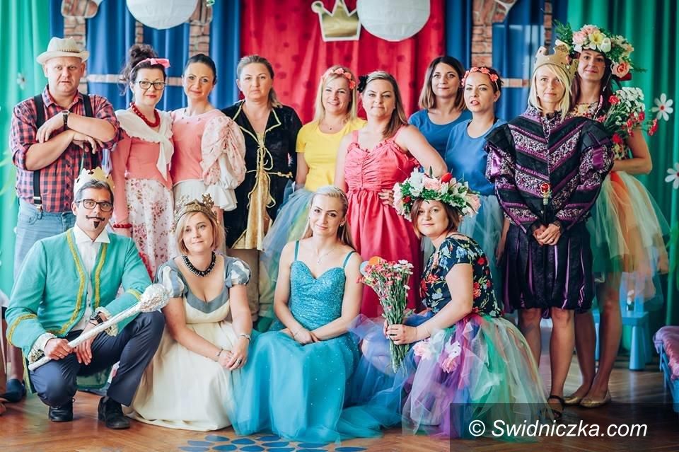Strzegom: Rodzice dzieciom –przedstawienie ,,Jest taki kwiat''