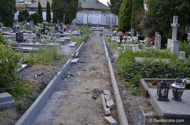 Żarów/Wierzbna: Kolejne alejki na cmentarzach