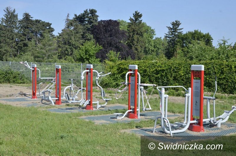 Żarów: Siłownia i plac zabaw przy szkole
