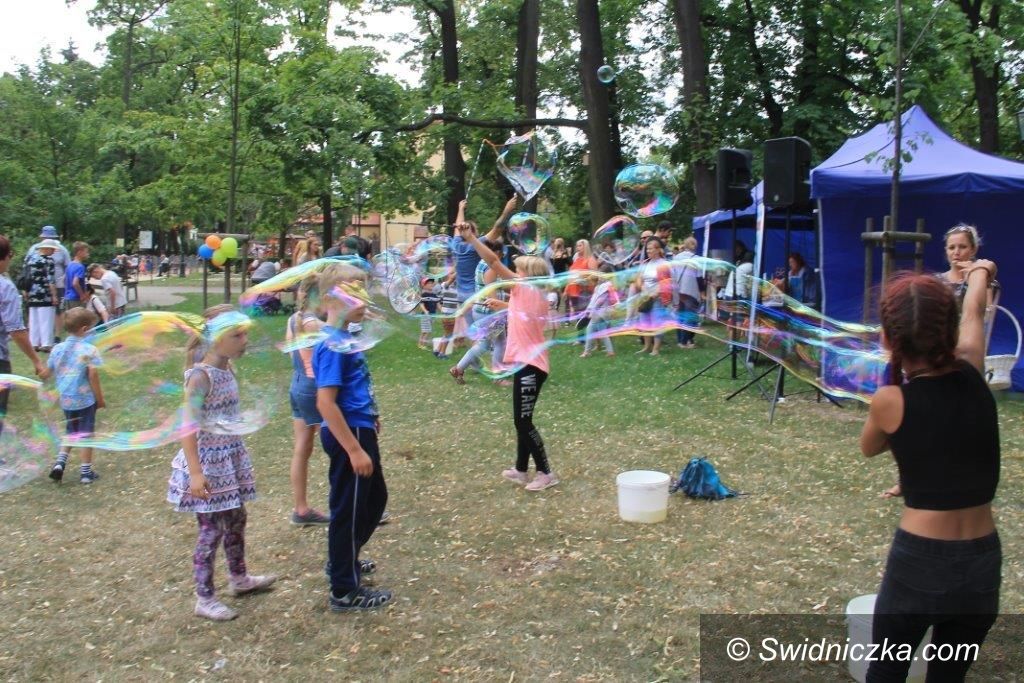 Świebodzice: Bańkowe szaleństwo w parku