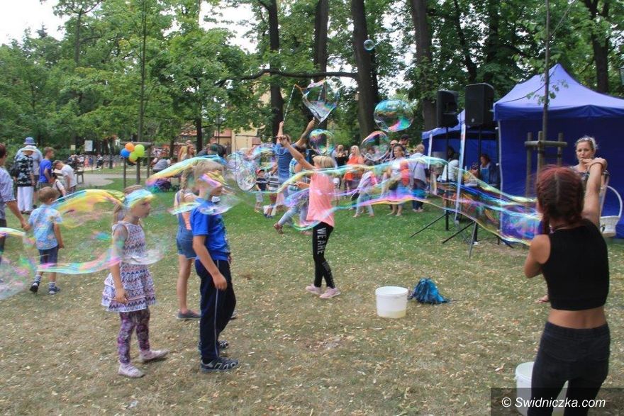Świebodzice: Bańkowe szaleństwo w parku