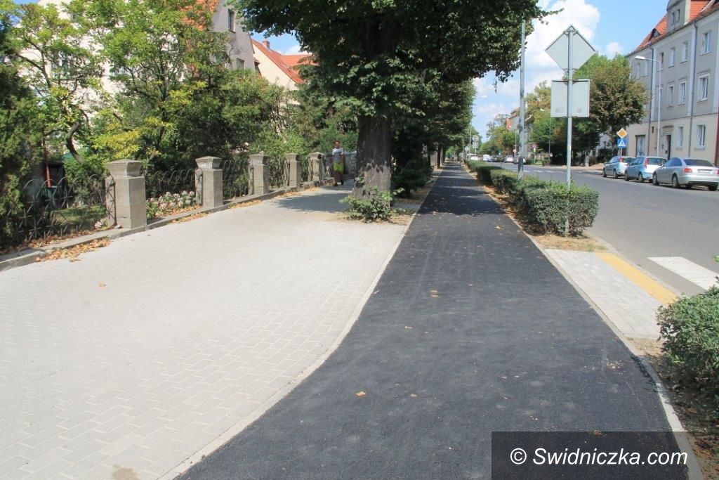 Świebodzice: Leją asfalt na ścieżki