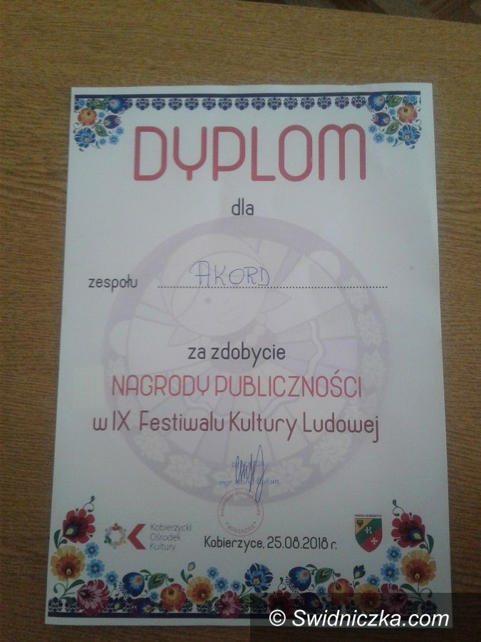 Świebodzice: Śpiewają, tańczą, strzelają
