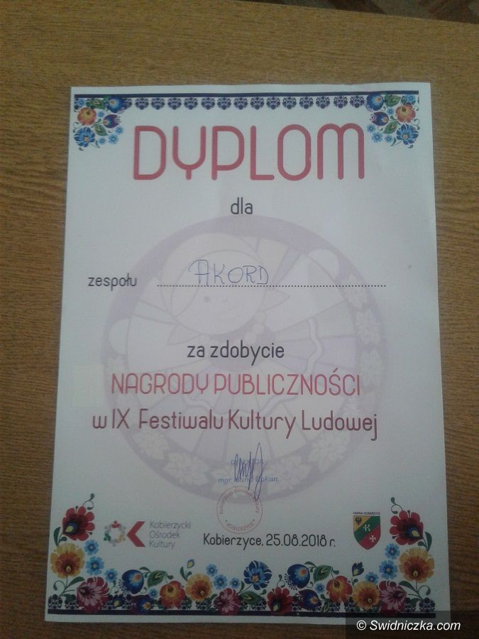 Świebodzice: Śpiewają, tańczą, strzelają