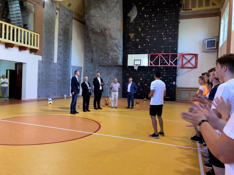 Strzegom: Zajęcia w wyremontowanej hali sportowej strzegomskiego LO