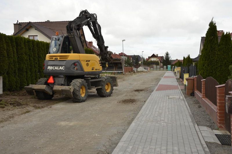 Gmina Żarów: Trwa budowa kolejnych chodników