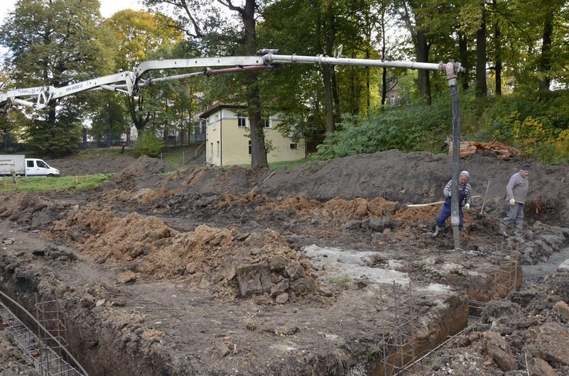 Żarów: Ruszyła budowa szatni sportowej na stadionie