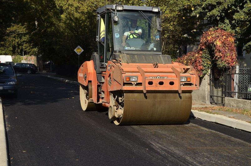 Żarów: Plac Wolności i ulica Słowackiego z nową nawierzchnią asfaltową