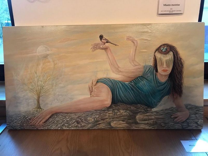 Świebodzice: Humaniści ze świebodzickiego LO na surrealistycznym wernisażu