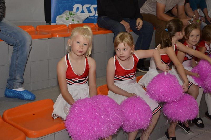 Żarów: Nocne pływanie dla Julki