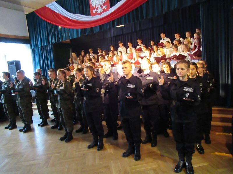 Świdnica: Ślubowanie i nadanie stopni uczniom klas o profilu mundurowym
