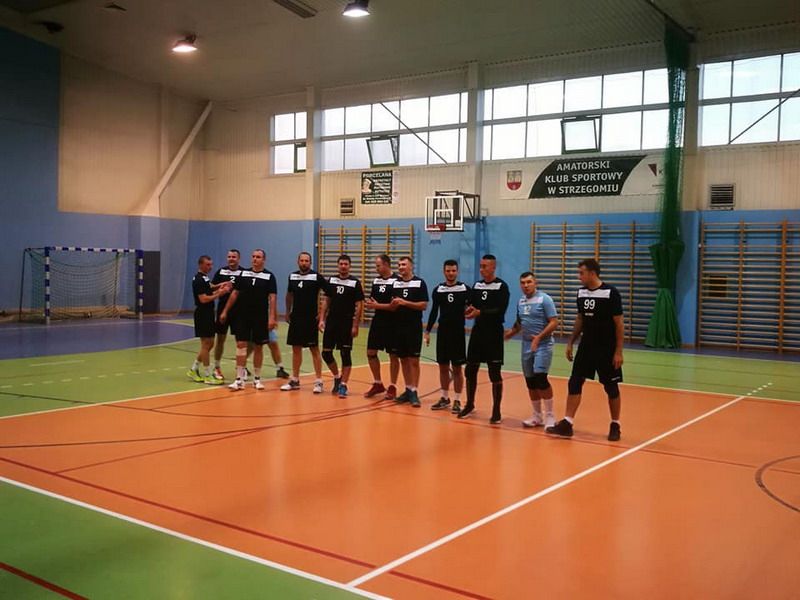 Strzegom: III liga siatkówki mężczyzn: Bierutów za mocny